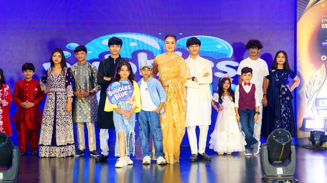 Bubbles Blue ফ্যাশন শোতে দেশসেরা তরুণ মডেল ও তারকাদের জমকালো উপস্থিতি