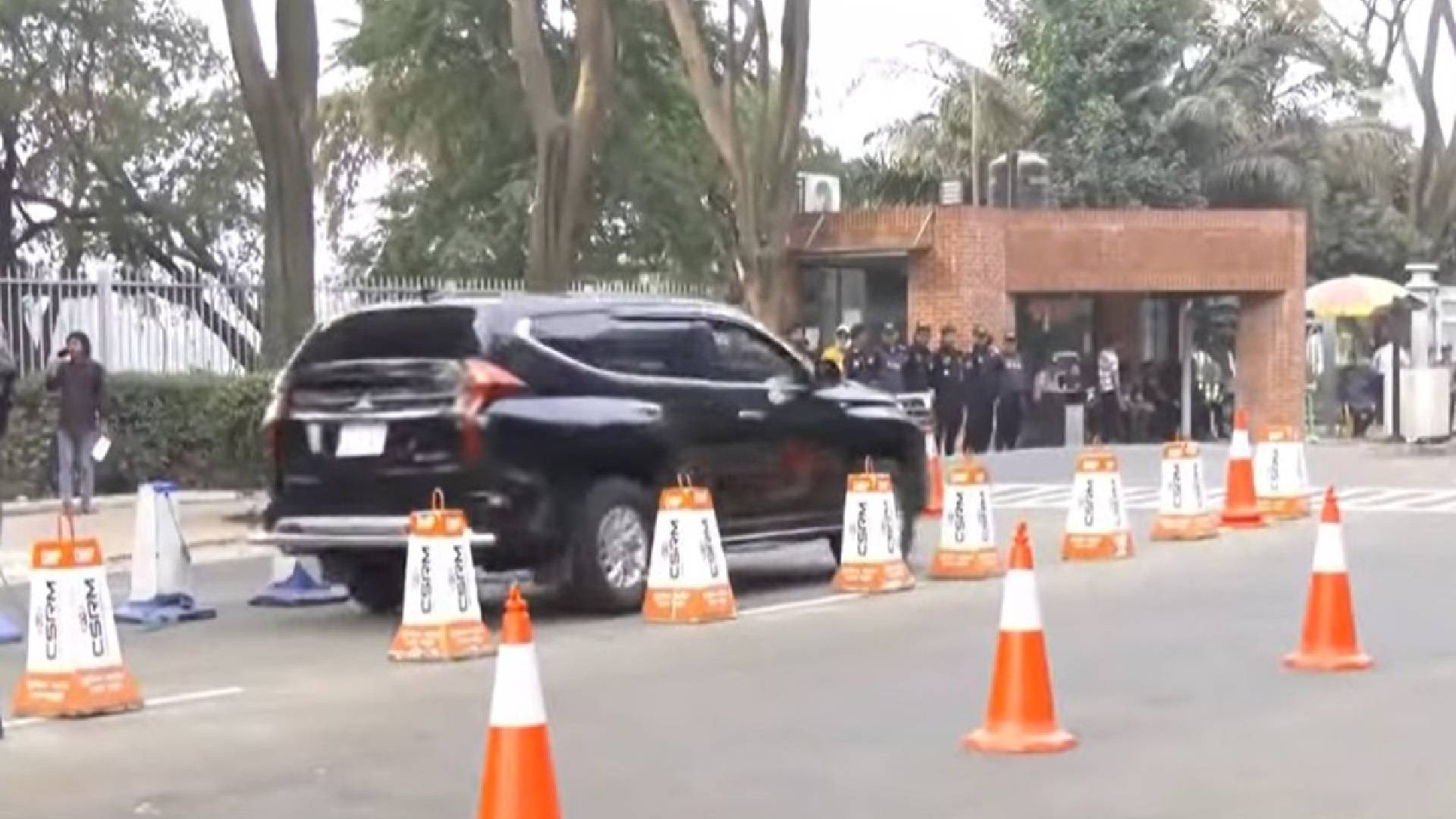 অধিবেশনে যোগ দিতে সংসদে ঢ়ুকছেন এমপিরা