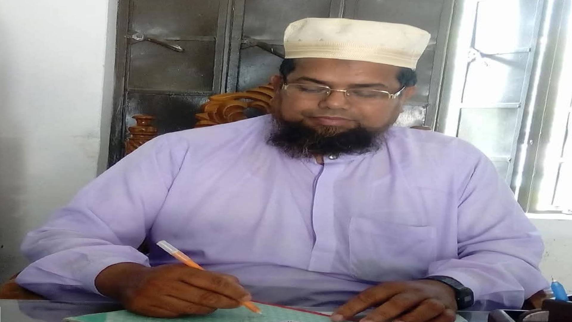 অধ্যক্ষকে অবরুদ্ধ করার পদত্যাগপত্রে স্বাক্ষর