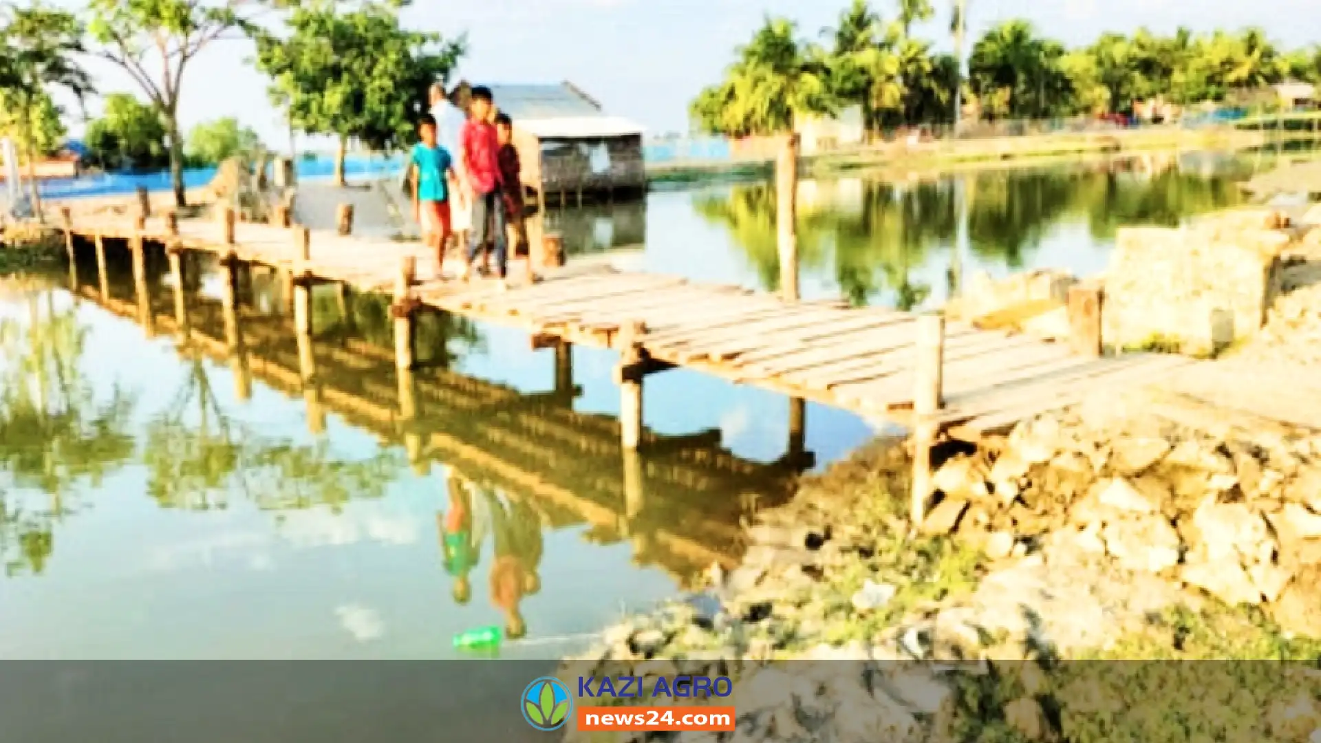 অবশেষে পাইকগাছার কপিলমুনির নাছিরপুর খালের উপর নির্মাণ হল কাঠের পুল, ভোগান্তির অবসান