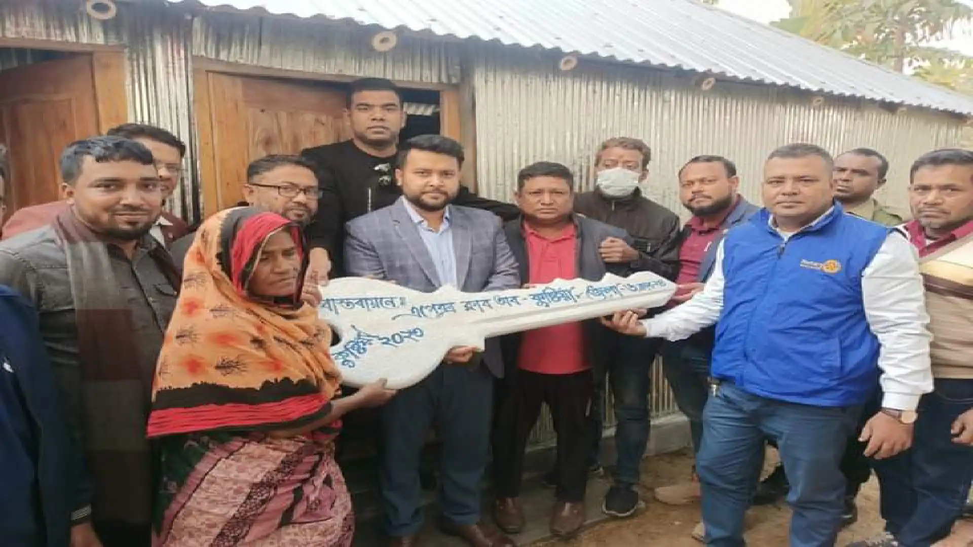 অসহায় রেজিয়ার ঘরের চাবি হস্তান্তর করলেন এপেক্স ক্লাব অব কুষ্টিয়