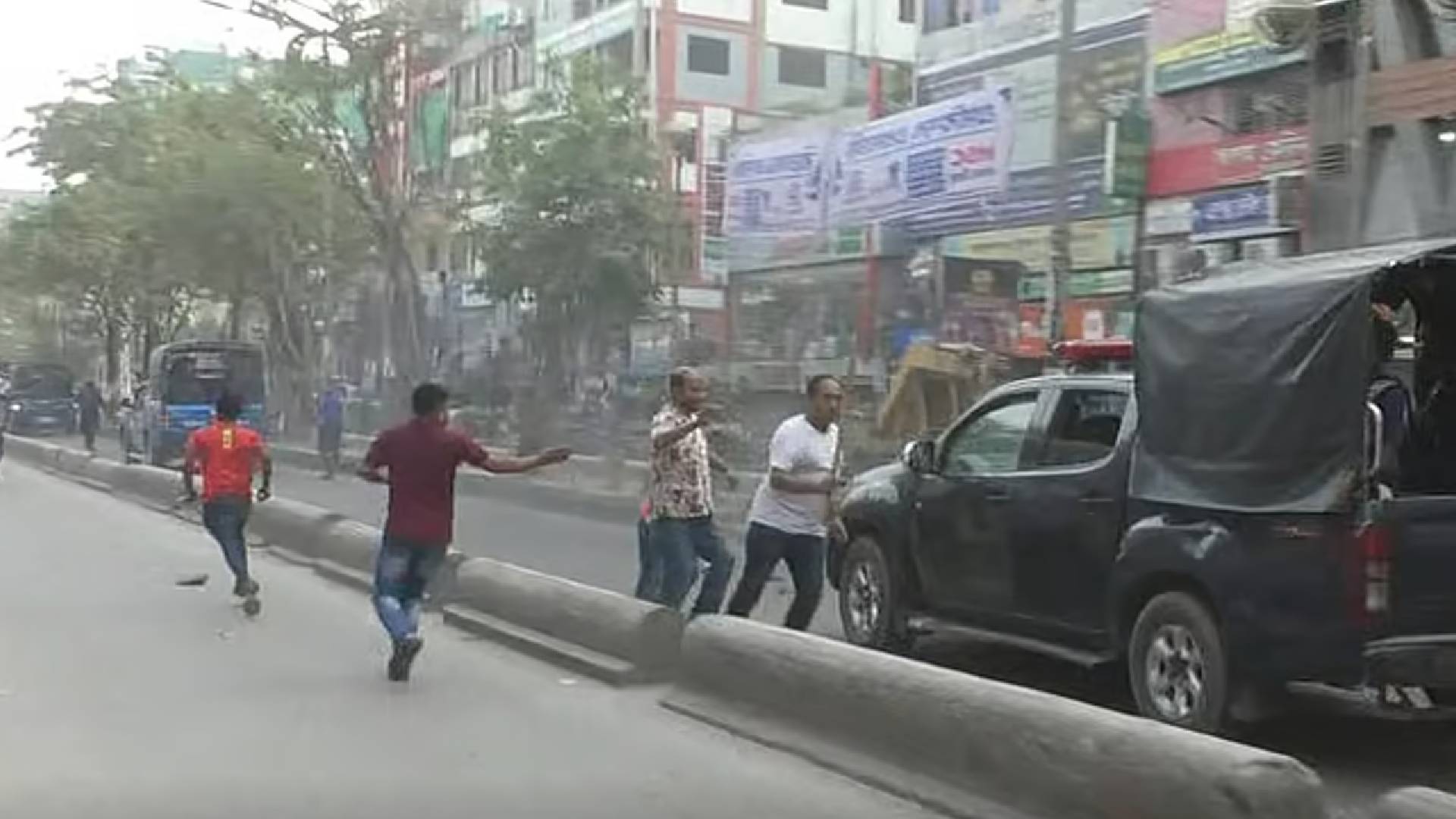 আইভীকে গ্রেপ্তার করে নিয়ে যাওয়ার পথে পুলিশের গাড়িবহরে হামলা