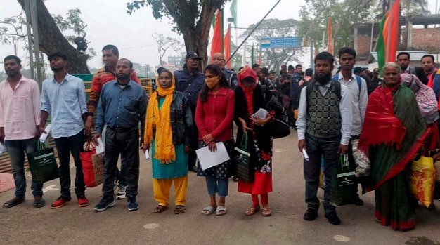 আখাউড়া দিয়ে দেশে ফিরল ভারতে আটক ১২ বাংলাদেশি।