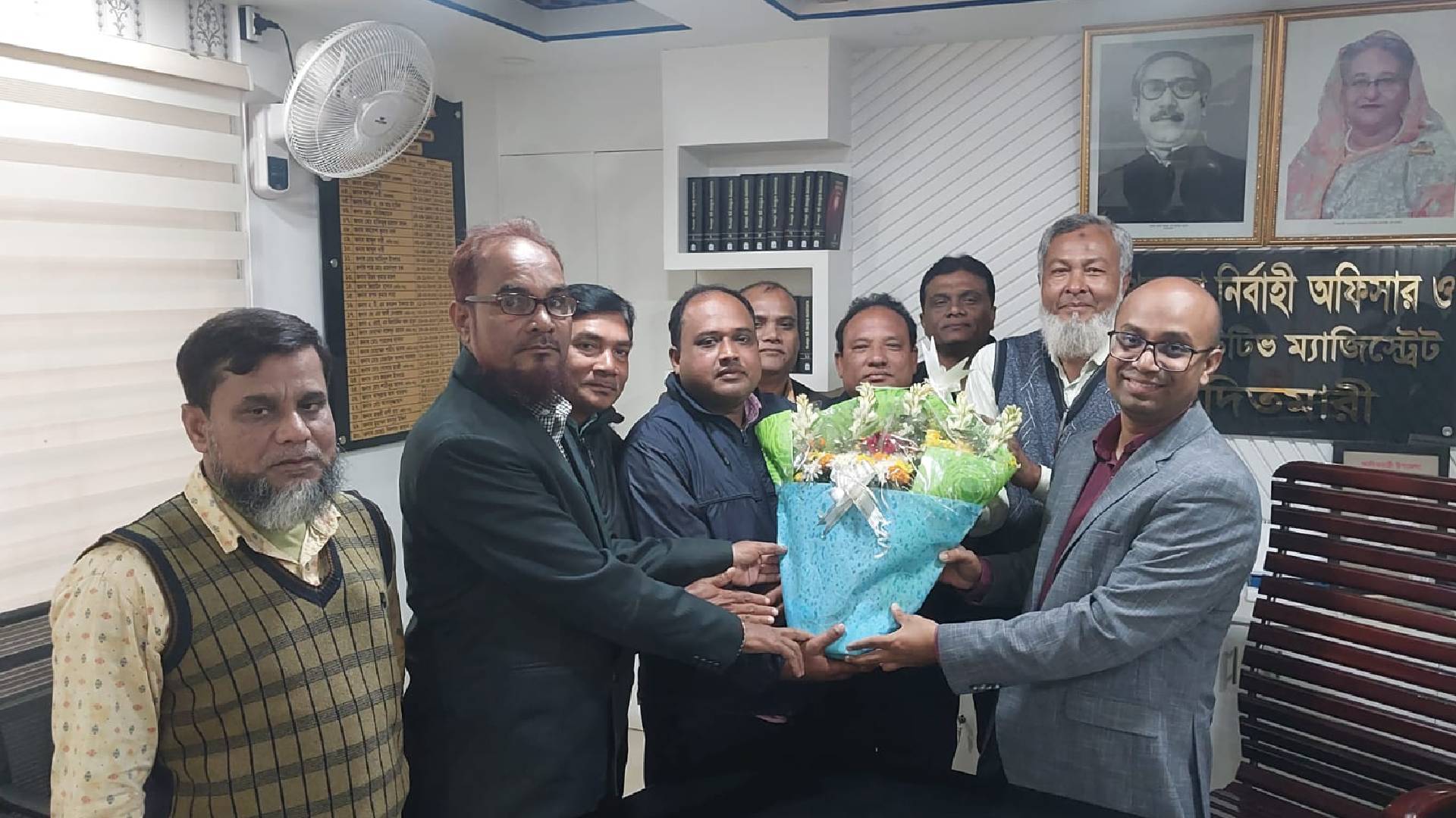 আদিতমারী উপজেলা নতুন ইউএনও সাথে ইউনিয়ন পরিষদের সচিবগণের শুভেচ্ছা বিনিময়