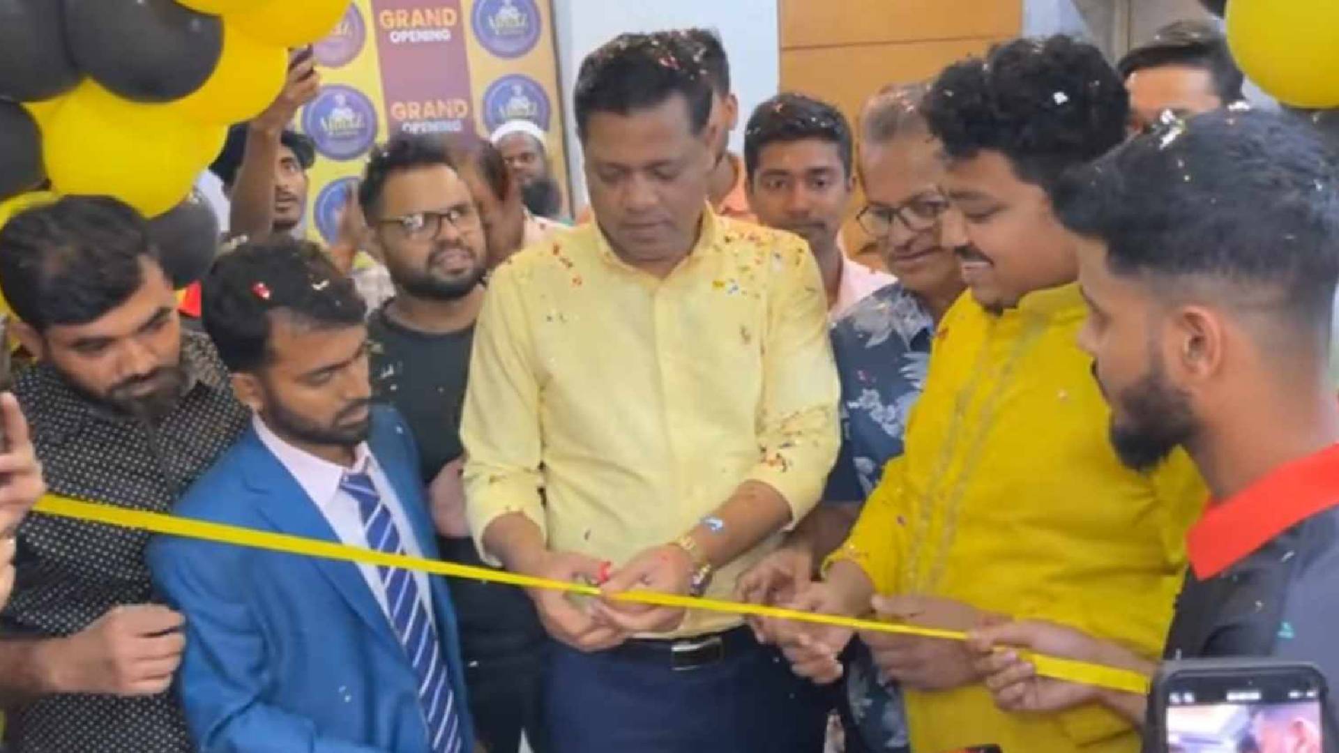 আসল কাচ্চির মজা নিতে ফেনীতে ভোজন রসিকরা ভিড় জমাচ্ছেন আলমাজ কিচেনে