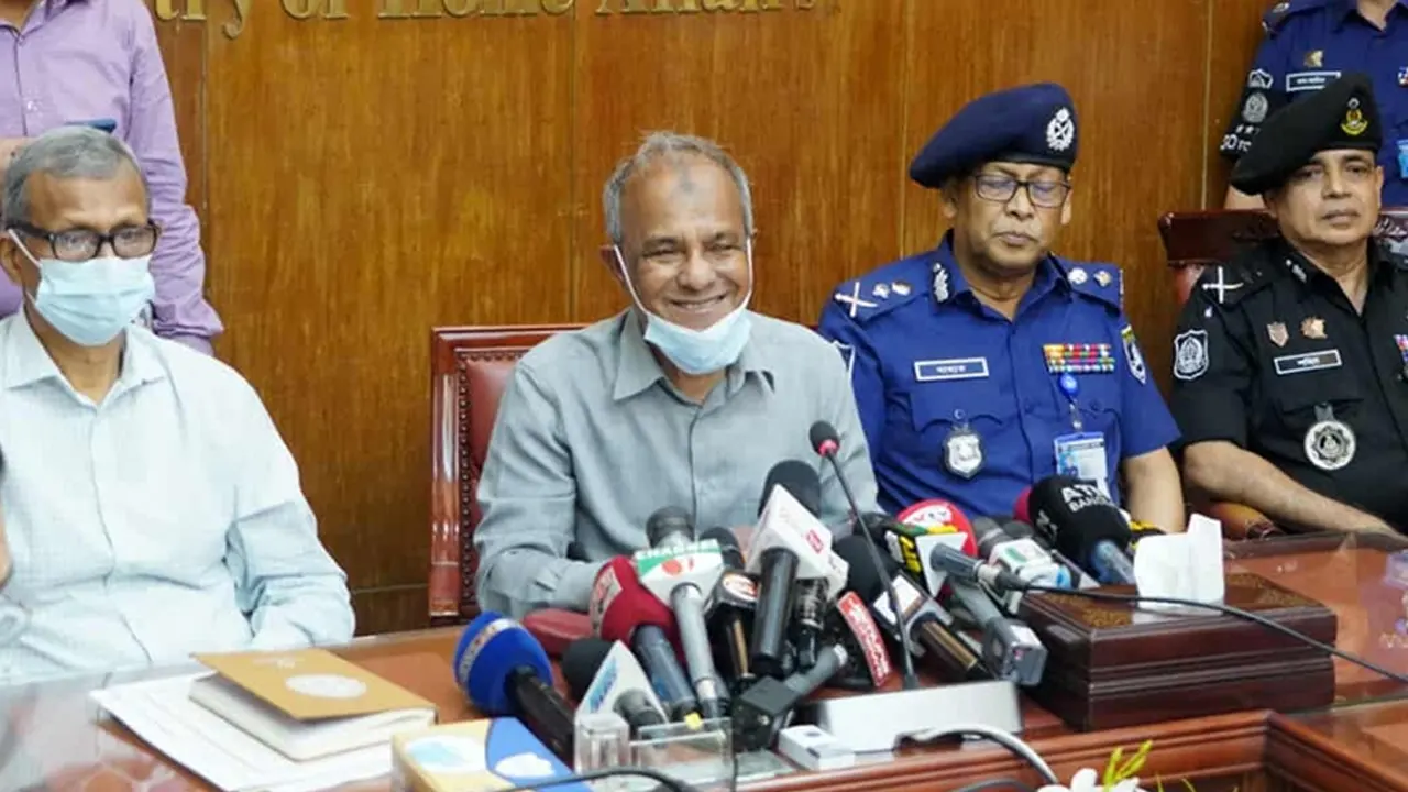 আসিফ মাহমুদের অস্ত্রের বিষয়ে ব্যাখ্যা দিলেন স্বরাষ্ট্র উপদেষ্টা