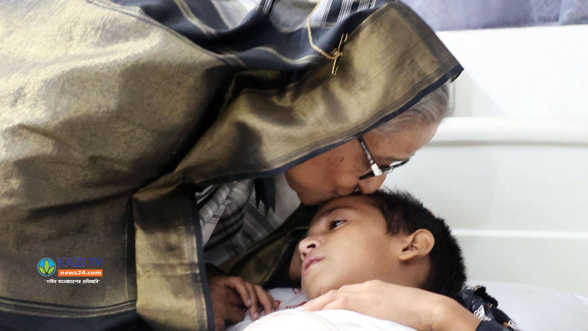 আহত শিশুর কপালে চুমু খেলেন প্রধানমন্ত্রী