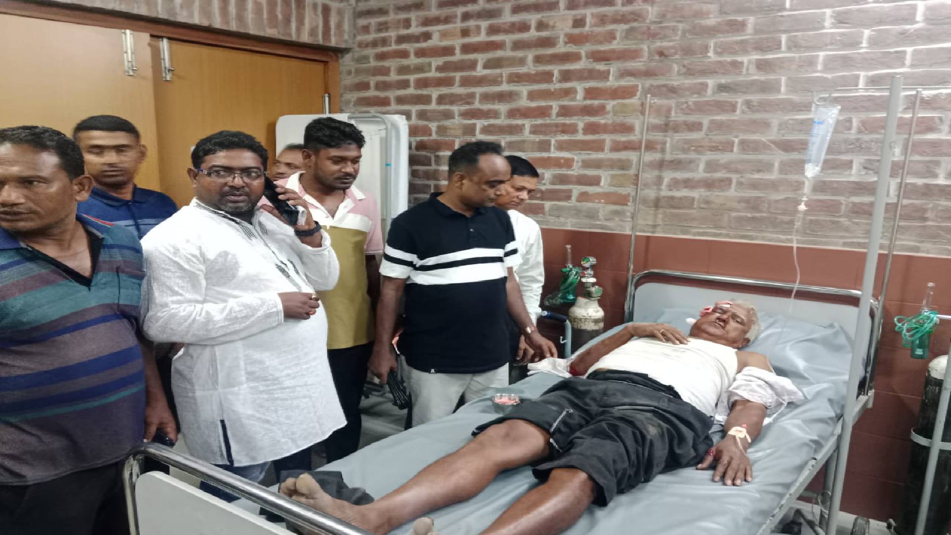 আহত সুপেন্দ্র শেখরকে দেখতে হাসপাতালে ছুটে গেলেন সাবেক কেন্দ্রীয় ছাত্রদল নেতা ও যুবদল নেতা আমিনুর রহমান আমিন