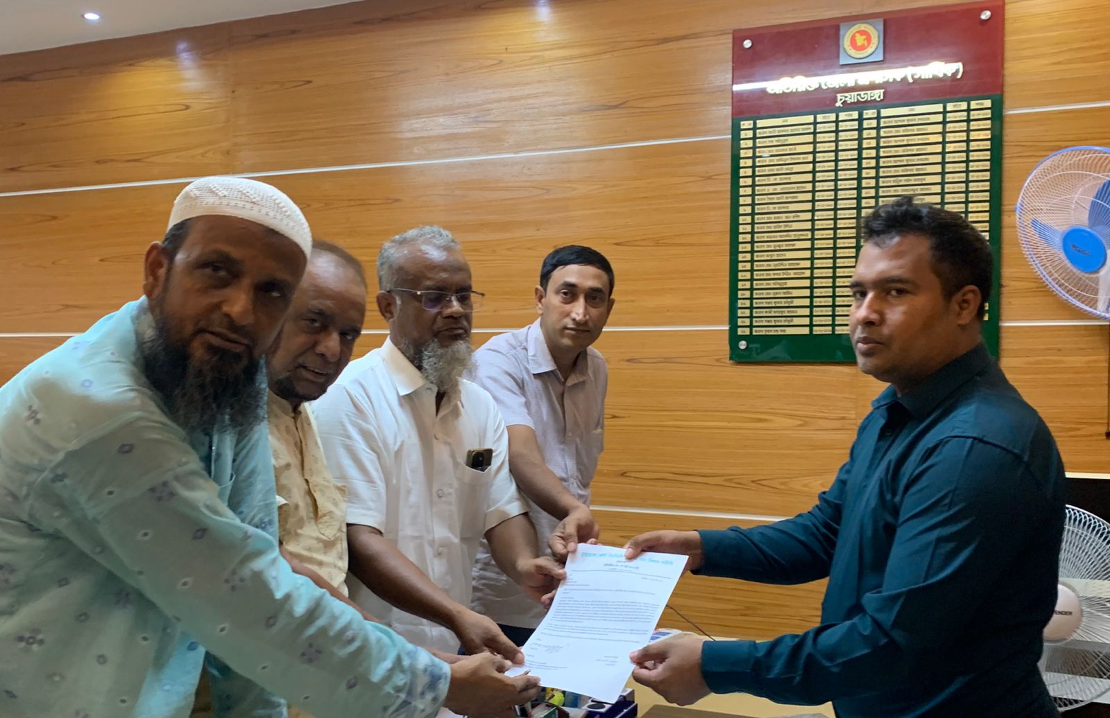 ইউরিয়া ও আমদানিকৃত সার সরবরাহের দাবিতে চুয়াডাঙ্গায় স্মারকলিপি প্রদান