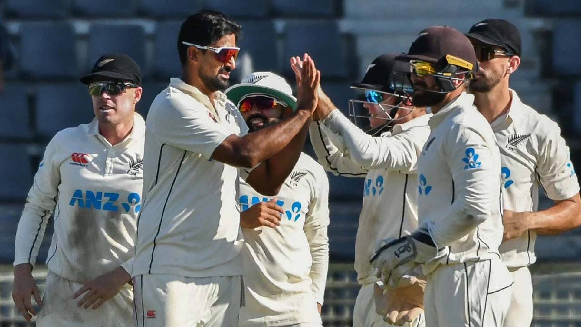 উইকেট বিলিয়ে দিচ্ছেন টাইগার ব্যাটাররা