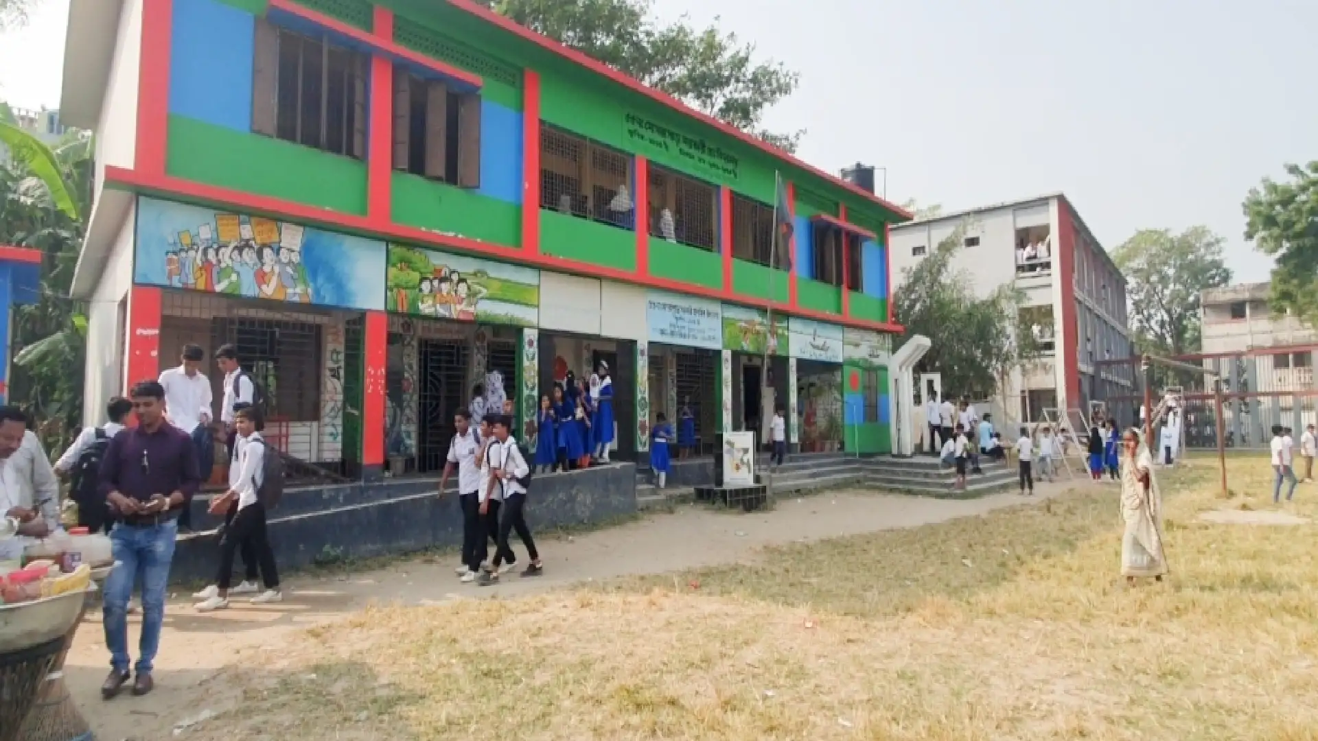 এক ছাত্রী হাজিরা দেন দুইটি সরকারি স্কুলে