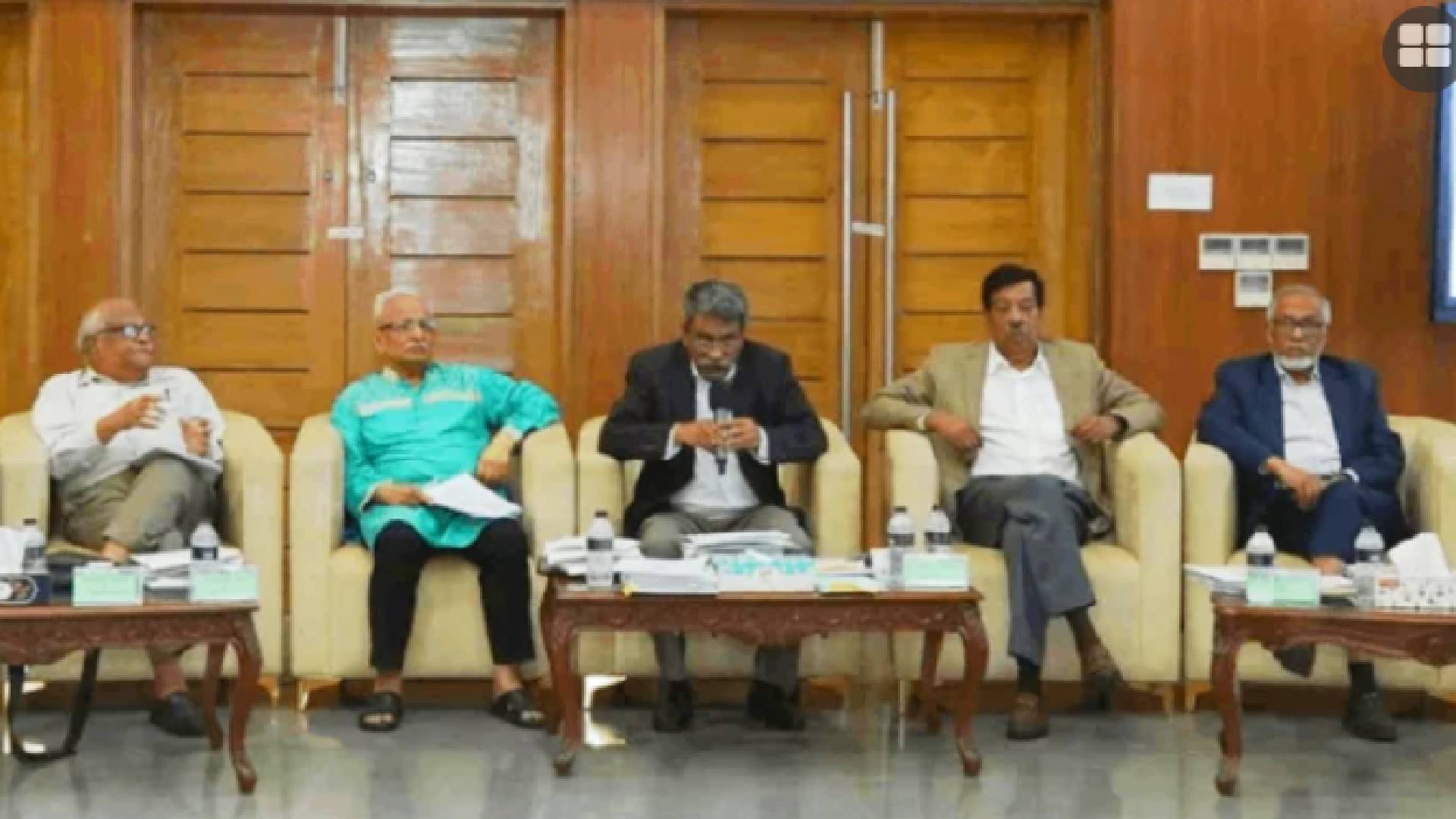 একই ব্যক্তি প্রধানমন্ত্রী ও দলীয় প্রধান হতে পারবেন না, সিদ্ধান্ত কমিশনের