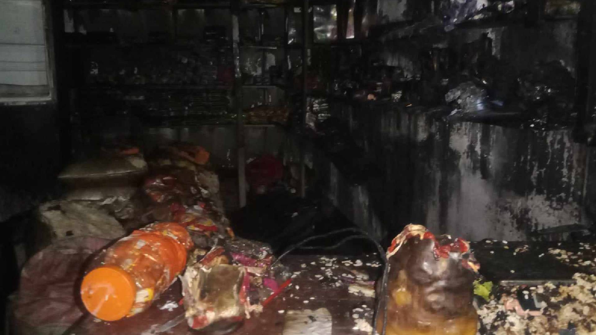 একমাএ জীবিকা নির্বাহের সবকিছু পুড়ে ছাঁই