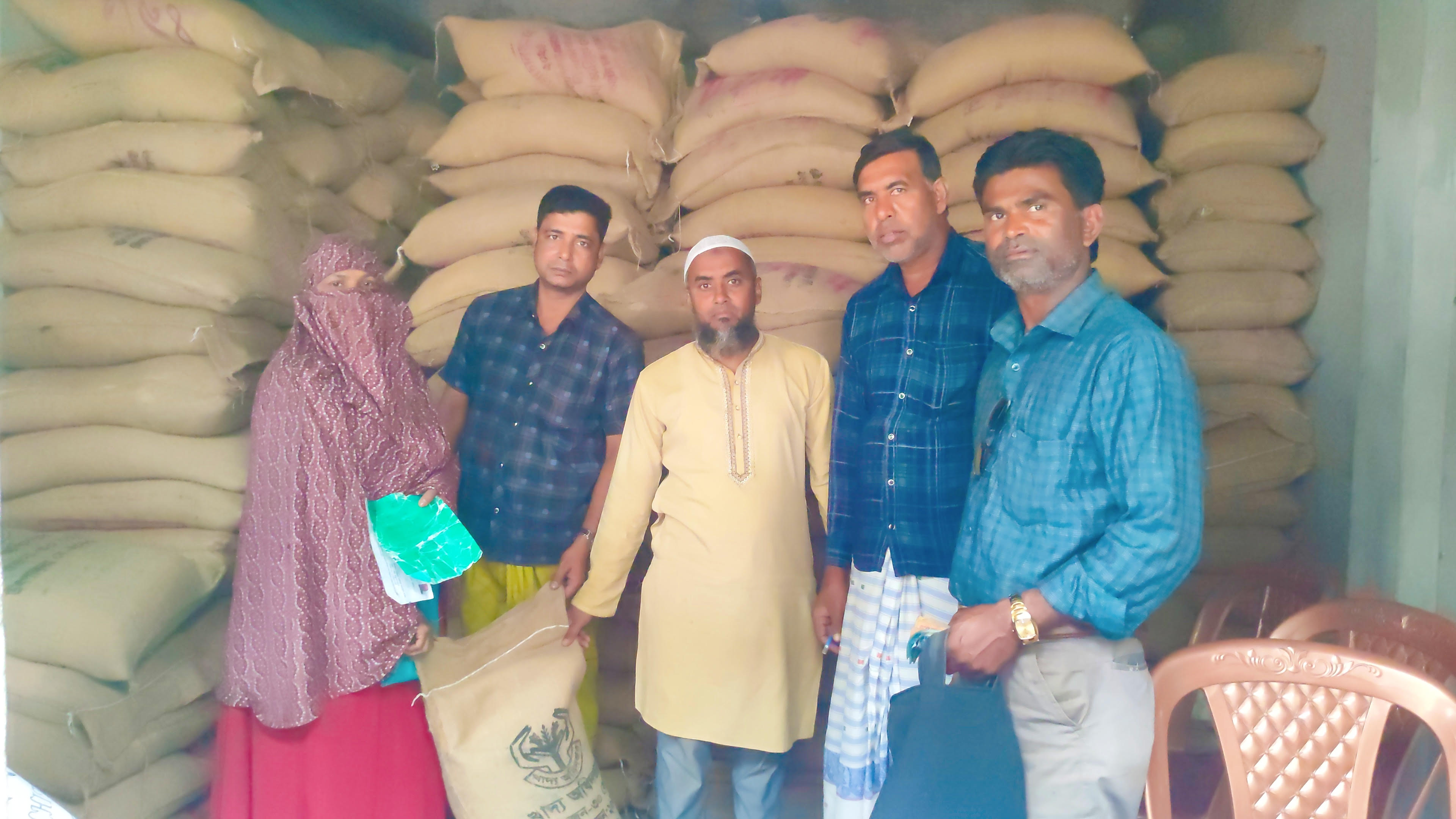 এনায়েপুরে হতদরিদ্রদের মাঝে স্বল্পমূল্যে চাউল বিতরণ