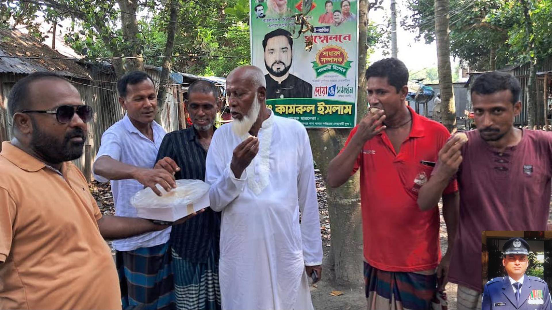 এনায়েতপুর থানার আলোচিত ওসি রাজ্জাকের বদলির খবরে মিষ্টি বিতরন