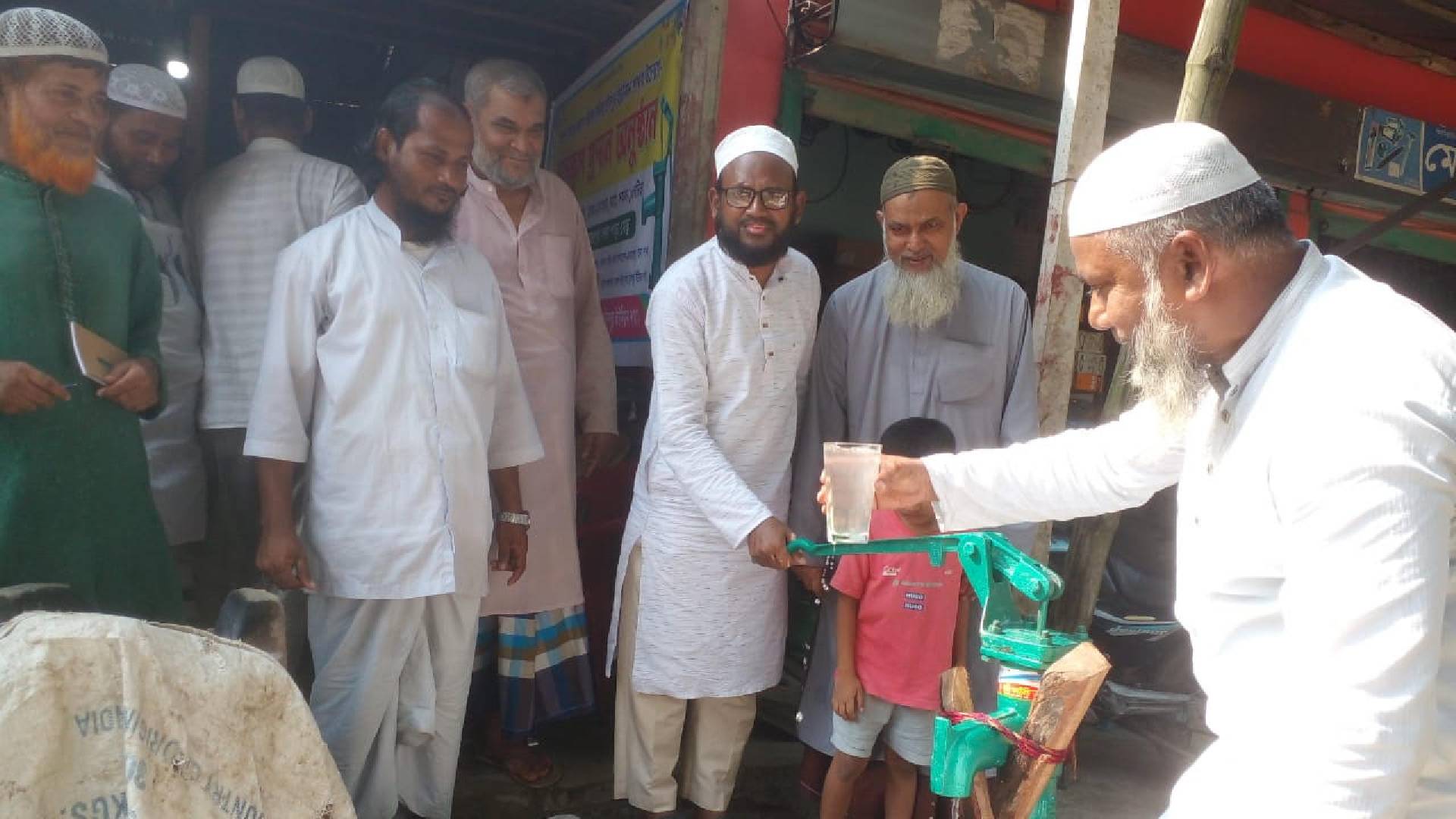 এনায়েতপুরে নলকূপ স্থাপন, পথচারীদের সুবিধা নিশ্চিত