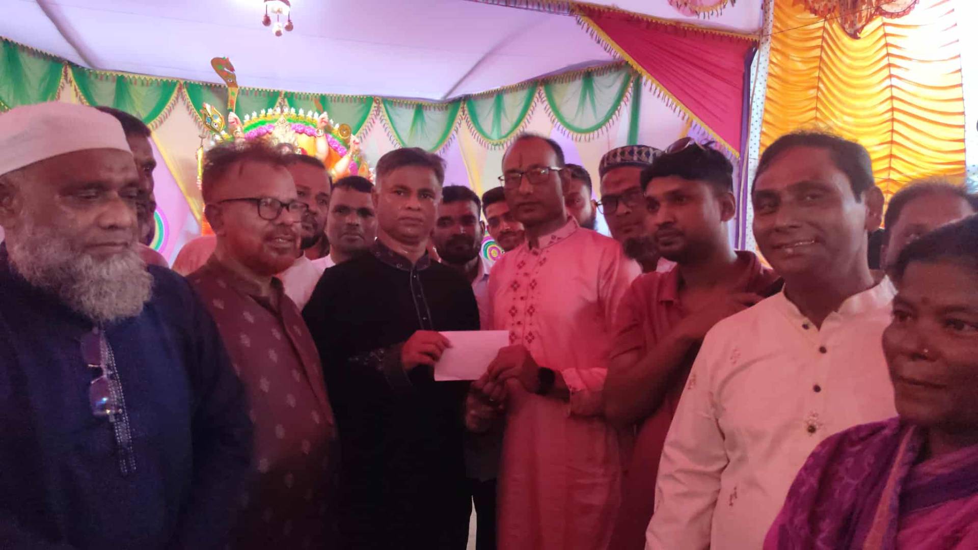 এনায়েতপুরে পূজা মন্ডব পরিদর্শন ও আর্থিক অনুদান দিলেন আমিরুল ইসলাম খান (আলিম)