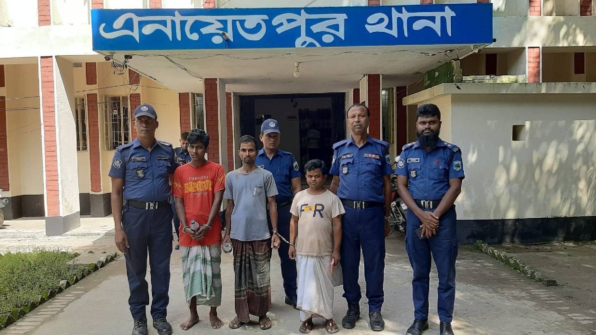 এনায়েতপুরেষ গোপরেখীতে ইয়াবা সহ ৩ কারবারি আটক