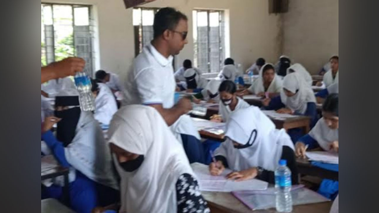 এসএসসির হলে ঢুকে ছাত্রীদের পানি পান করানোয় ছাত্রদল নেতার সমালোচনা