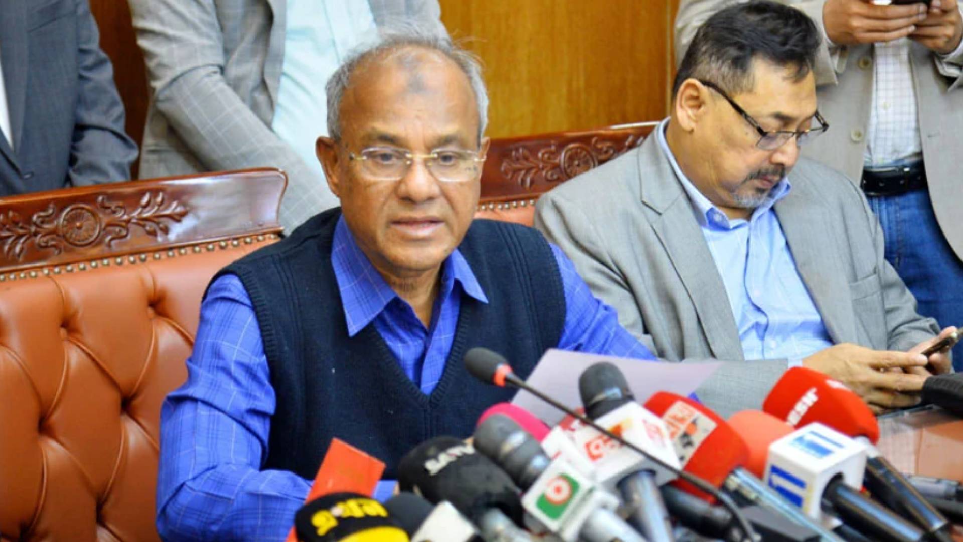 ওসমান হাদিকে গুলি করা ব্যক্তিকে ধরিয়ে দিলে ৫০ লাখ টাকা পুরস্কার: স্বরাষ্ট্র উপদেষ্টা