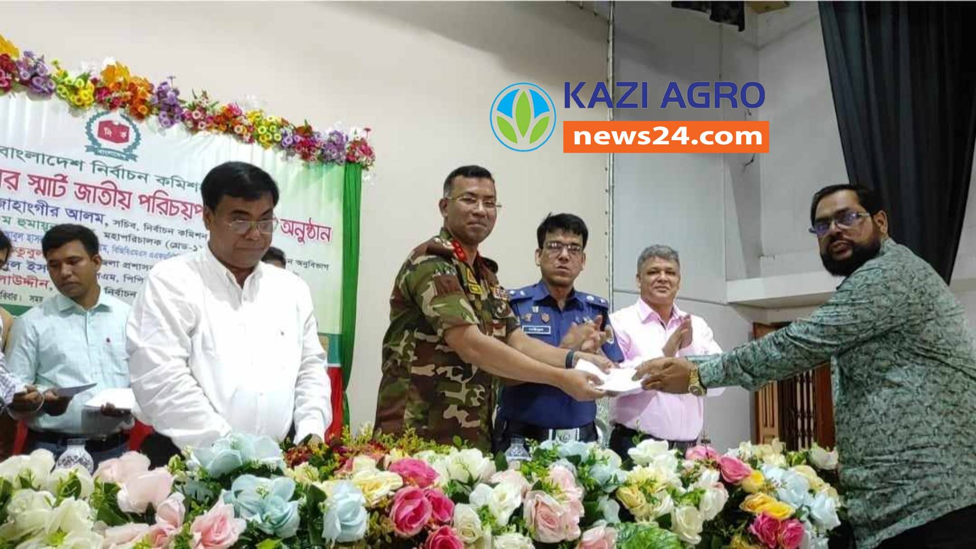 কলাপাড়ায় প্রথম পর্যায়ে ভোটারকে স্মার্ট কার্ড বিতরণ কার্যক্রমের উদ্বোধণ