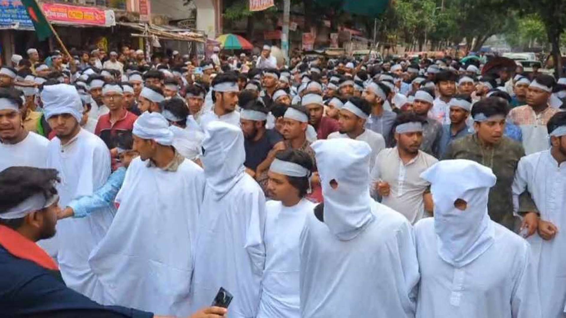 কাফনের কাপড় বেঁধে কারিগরি শিক্ষার্থীদের গণমিছিল