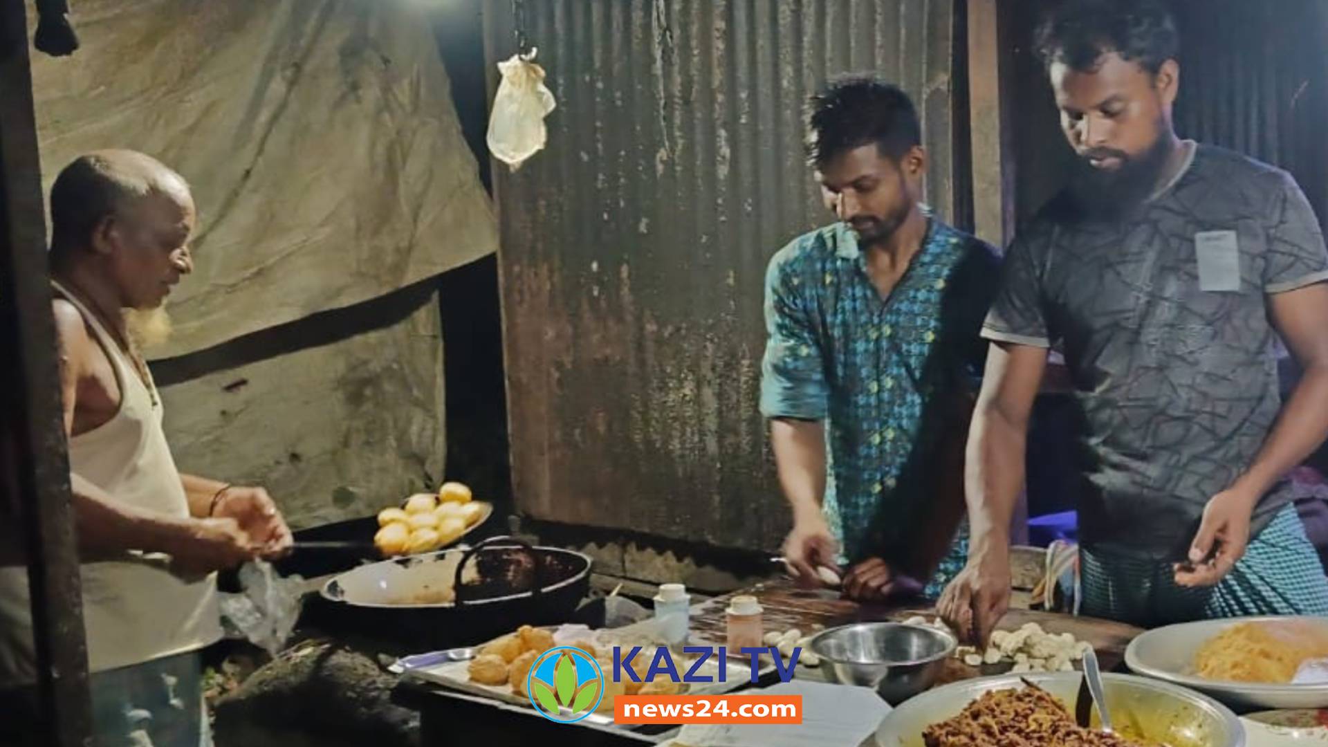কী আছে ‘আজিজের পুরিতে’ যা খেতে এত ভিড়।