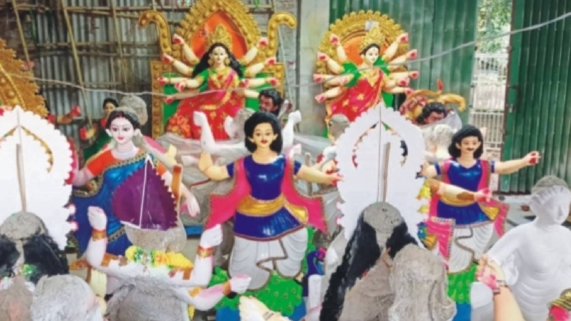কুমিল্লায় ৮১২টি পূজা মণ্ডপে এখন চলছে শারদীয় দুর্গোৎসবের  প্রস্তুতি।