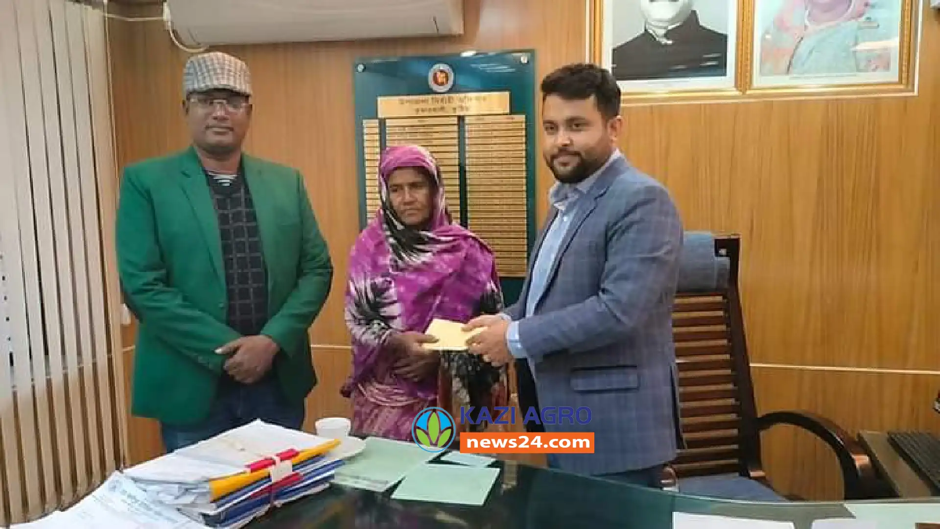 কুষ্টিয়ায় পলিথিনের ঘরে বসত করা সেই রিজিয়া খাতুনের পাশে দাঁড়ালেন ইউএনও
