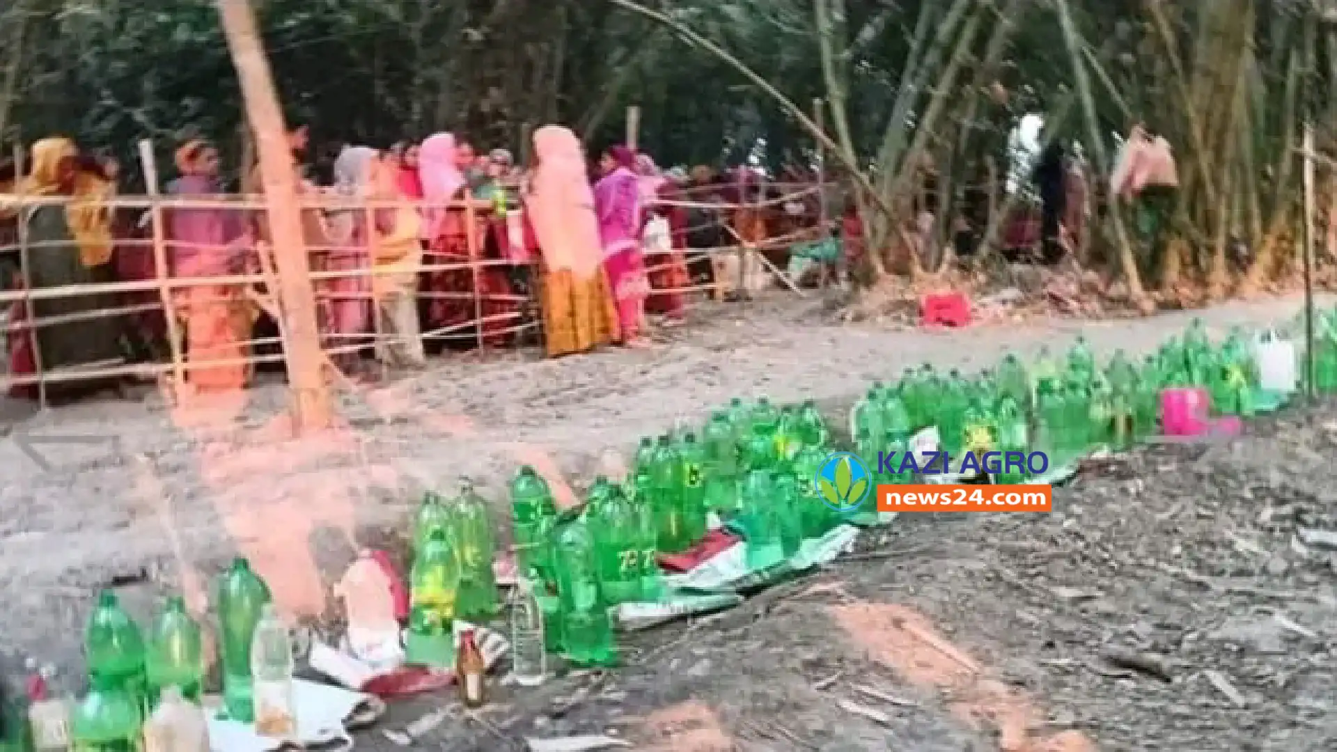 কুষ্টিয়ায় বাঁশঝাড়ে পানির বোতল রাখতে মানুষের ভিড়