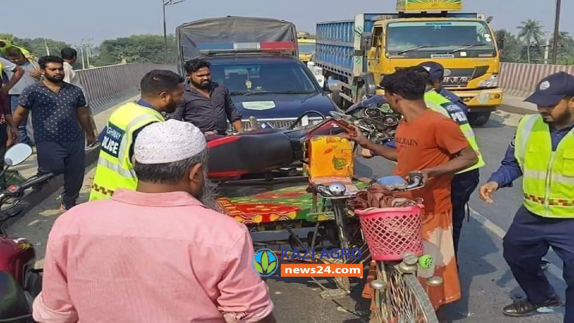 কুষ্টিয়ায় বালুবাহী ট্রাক ও পাখি ভ্যান কেড়ে নিলো দুটি প্রাণ