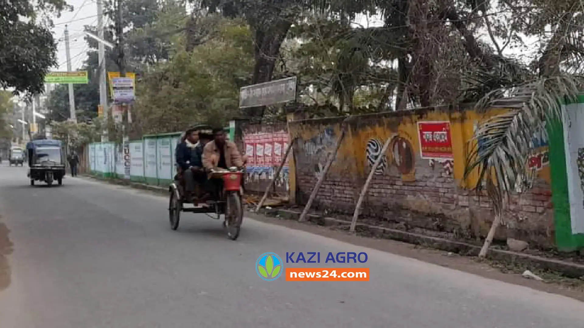 কুষ্টিয়ায় মীর মোশাররফ হোসেন বিদ্যালয়ের সীমানা প্রাচীর ঝুকিপূর্ণ, ঘটতে পারে দূর্ঘটনা