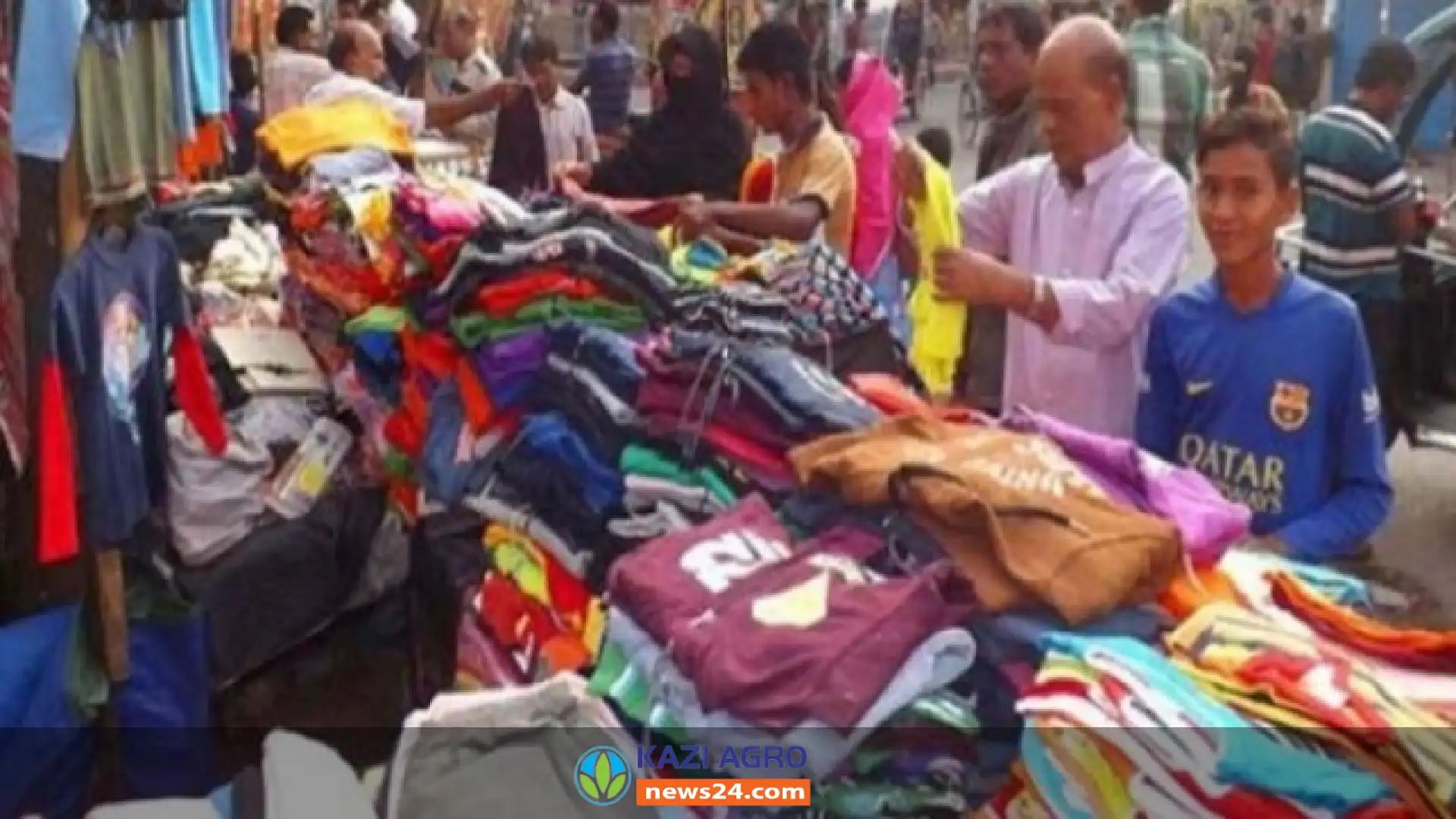 কুষ্টিয়ার ফুটপাত গুলোতে জমে উঠেছে গরম কাপড়ের ব্যবসা