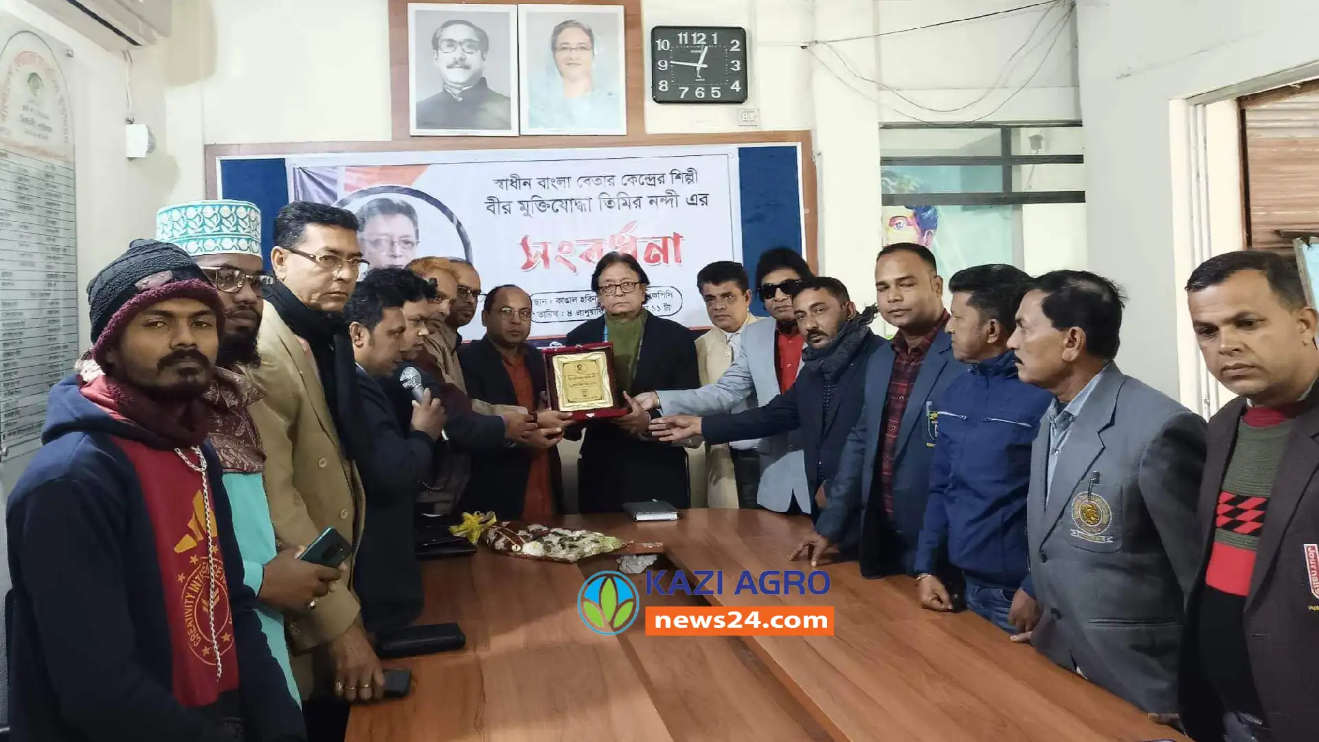 কুষ্টিয়ায় কাঙ্গাল হরিনাথ পদক পেলেন স্বাধীন বাংলার শিল্পী তিমির নন্দী