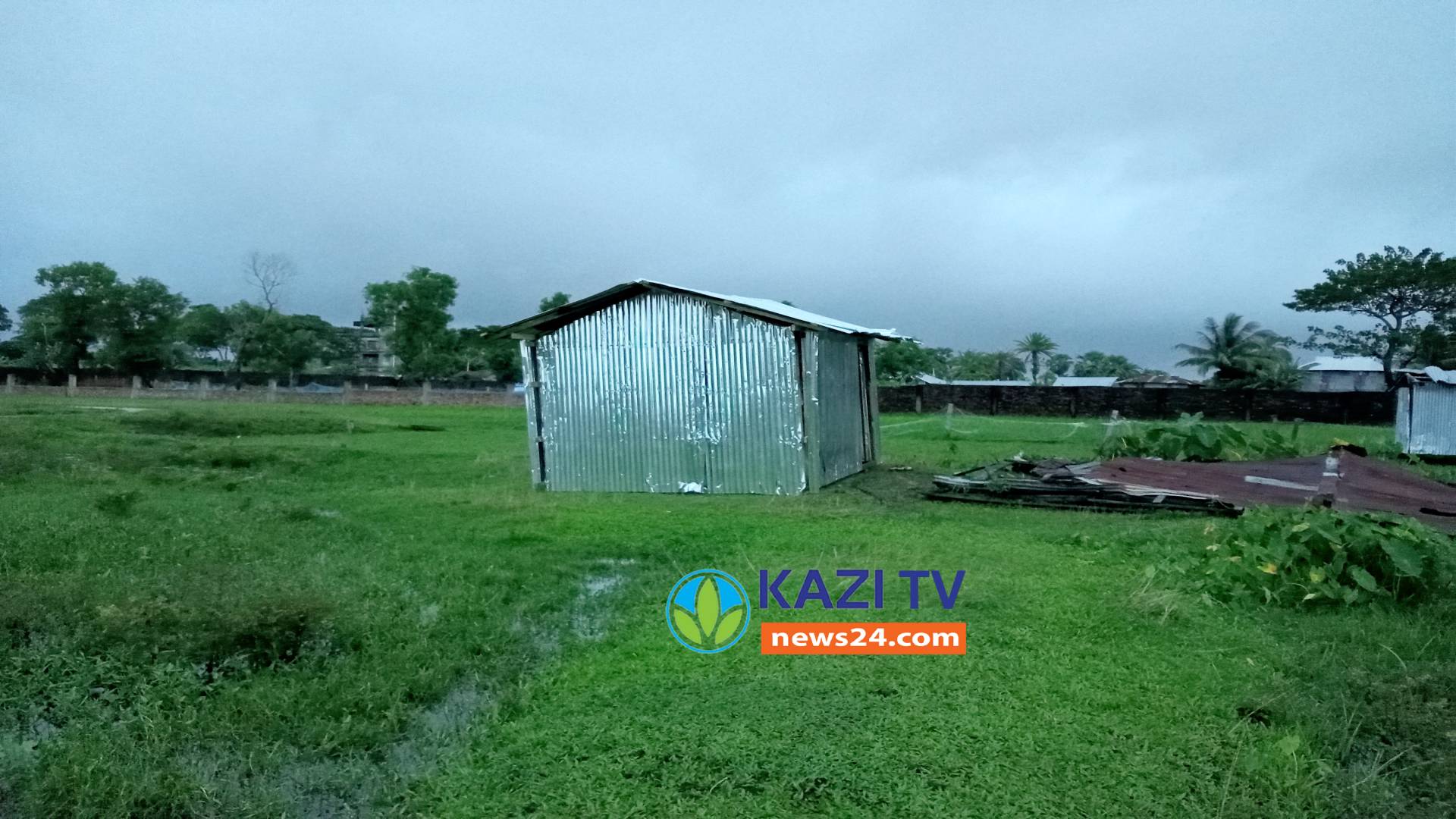 কুয়াকাটায় বিরোধীয় জমিতে গভীর রাতে ঘর তুলতে গিয়ে প্রতিপক্ষের তোপের মুখে ৯৯৯ এ কল, আটক-৩।