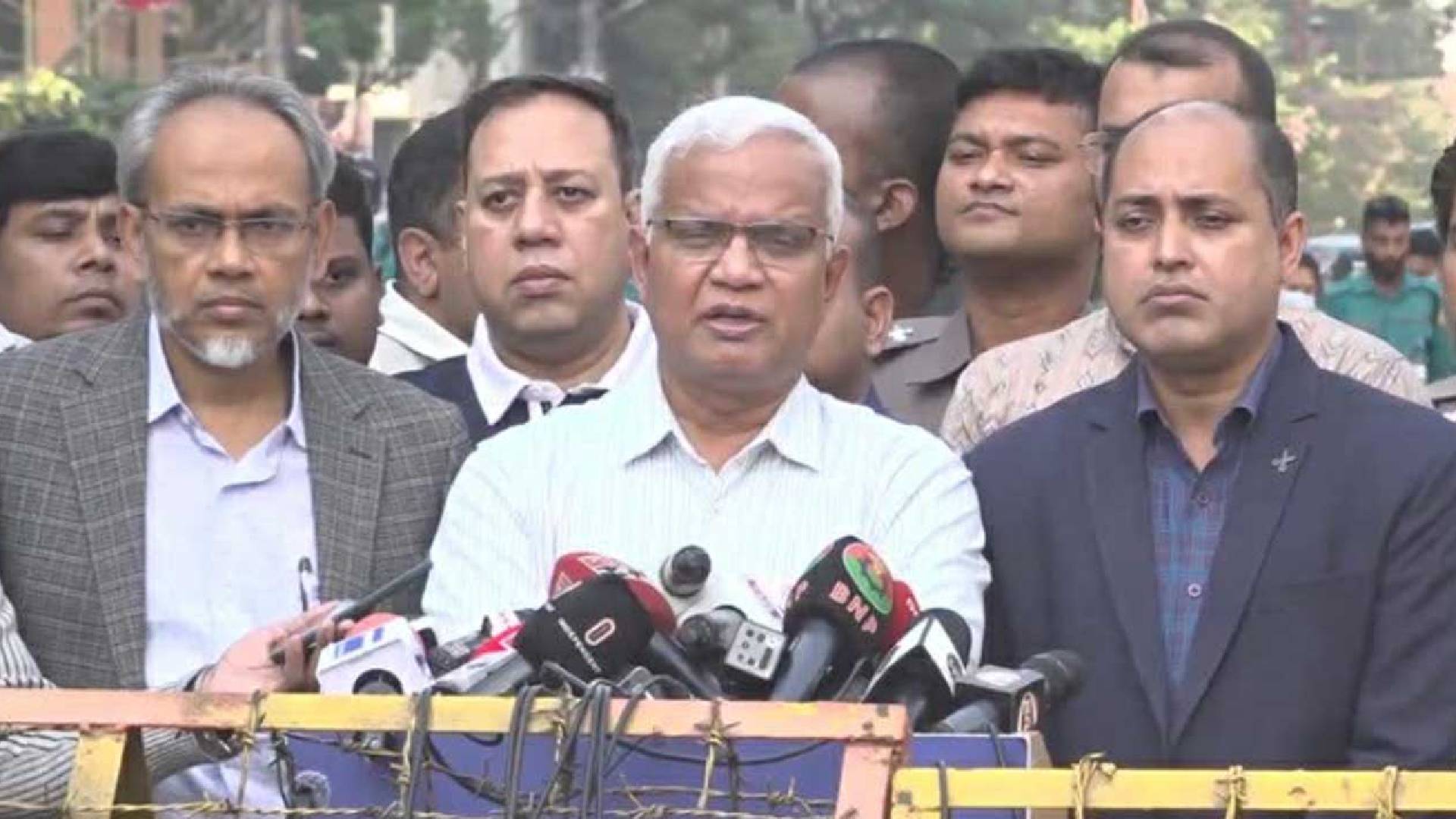খালেদা জিয়ার অবস্থা আগের মতো, গ্রহণ করতে পারছেন চিকিৎসা : ডা. এ জেড এম জাহিদ হোসেন