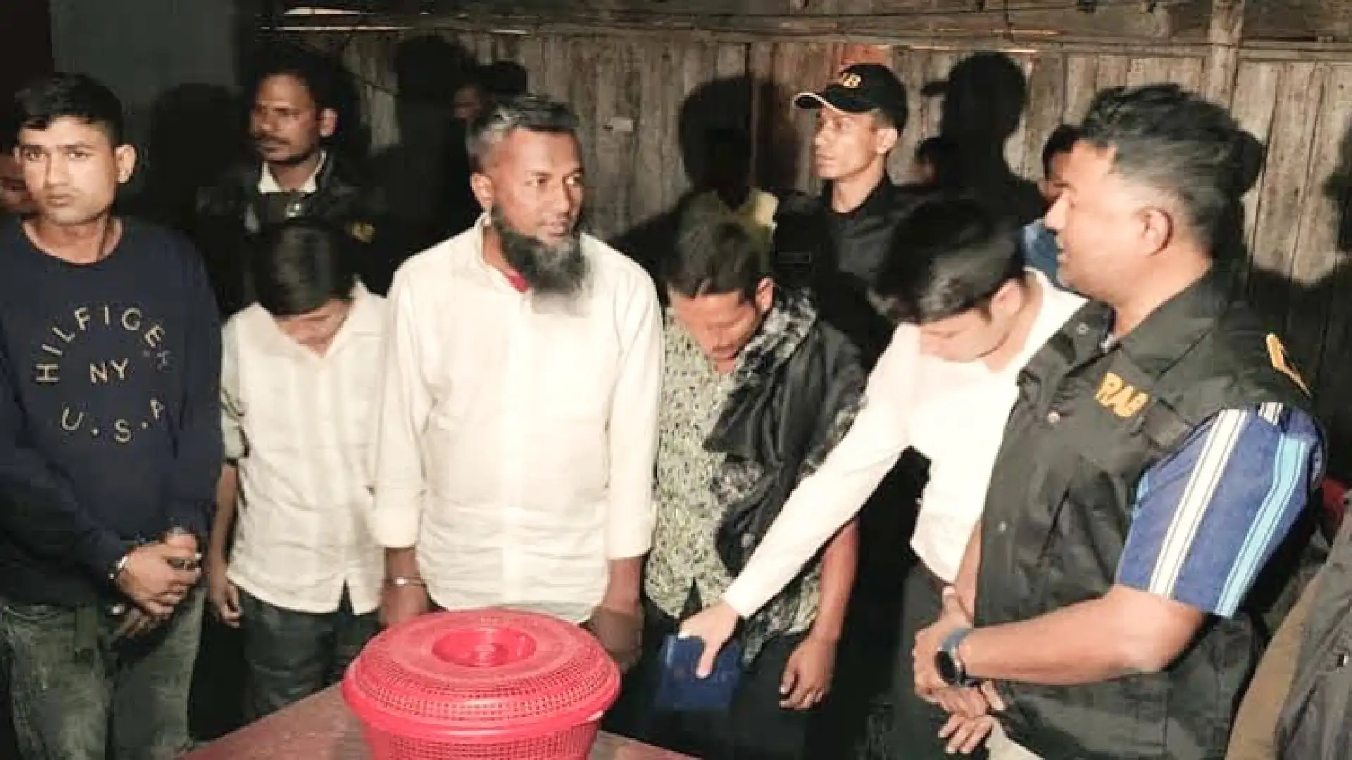 খুলনায় র‌্যাবের অভিযানে তক্ষকসহ গ্রেপ্তার ৪, তিন জনকে কারাদণ্ড