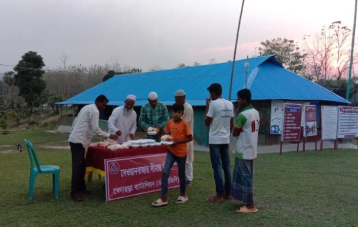 খেদাছড়া ব্যাটালিয়ন কর্তৃক গরীব, দুঃস্থ, অসহায়দের মাঝে ইফতার সামগ্রী বিতরণ