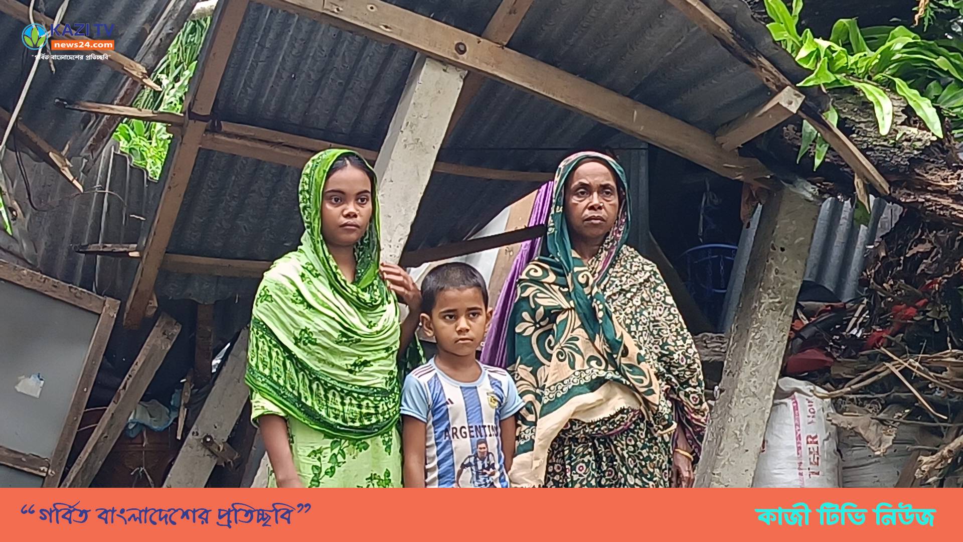 গলাচিপায় গাছ উপড়ে অসহায় বিধবা নারীর মাথা গোজার ঠাঁই ভেঙে গেছে