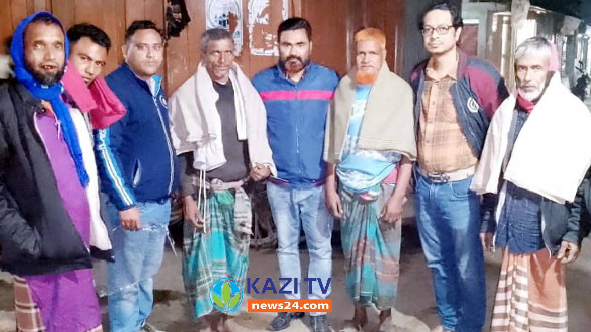 গাইবান্ধা শহর ও সদর উপজেলা  স্বেচ্ছাসেবক দলের উদ্যোগে  শীতার্তদের মধ্যে চাদর বিতরণ