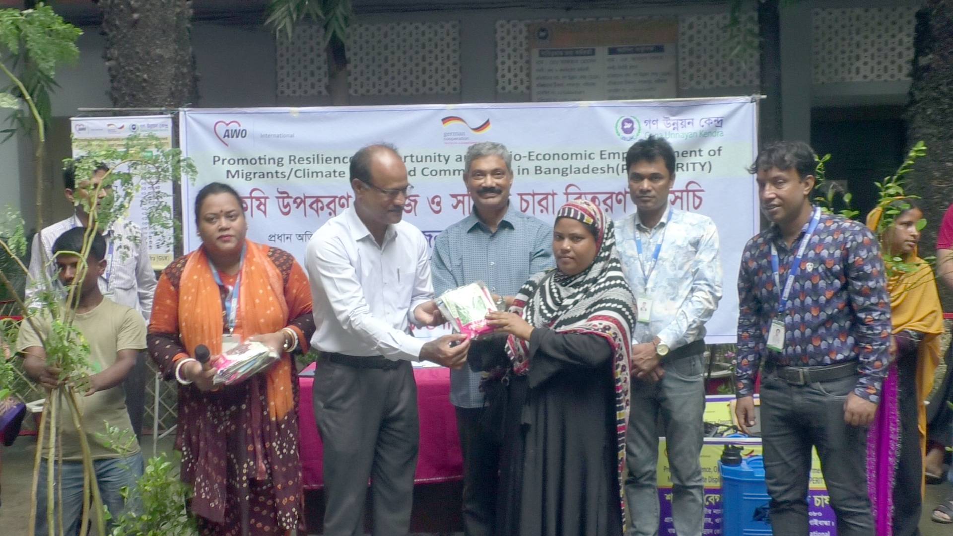 গাইবান্ধায় কৃষি বীজ, গাছের চারা ও উপকরণ প্রদান
