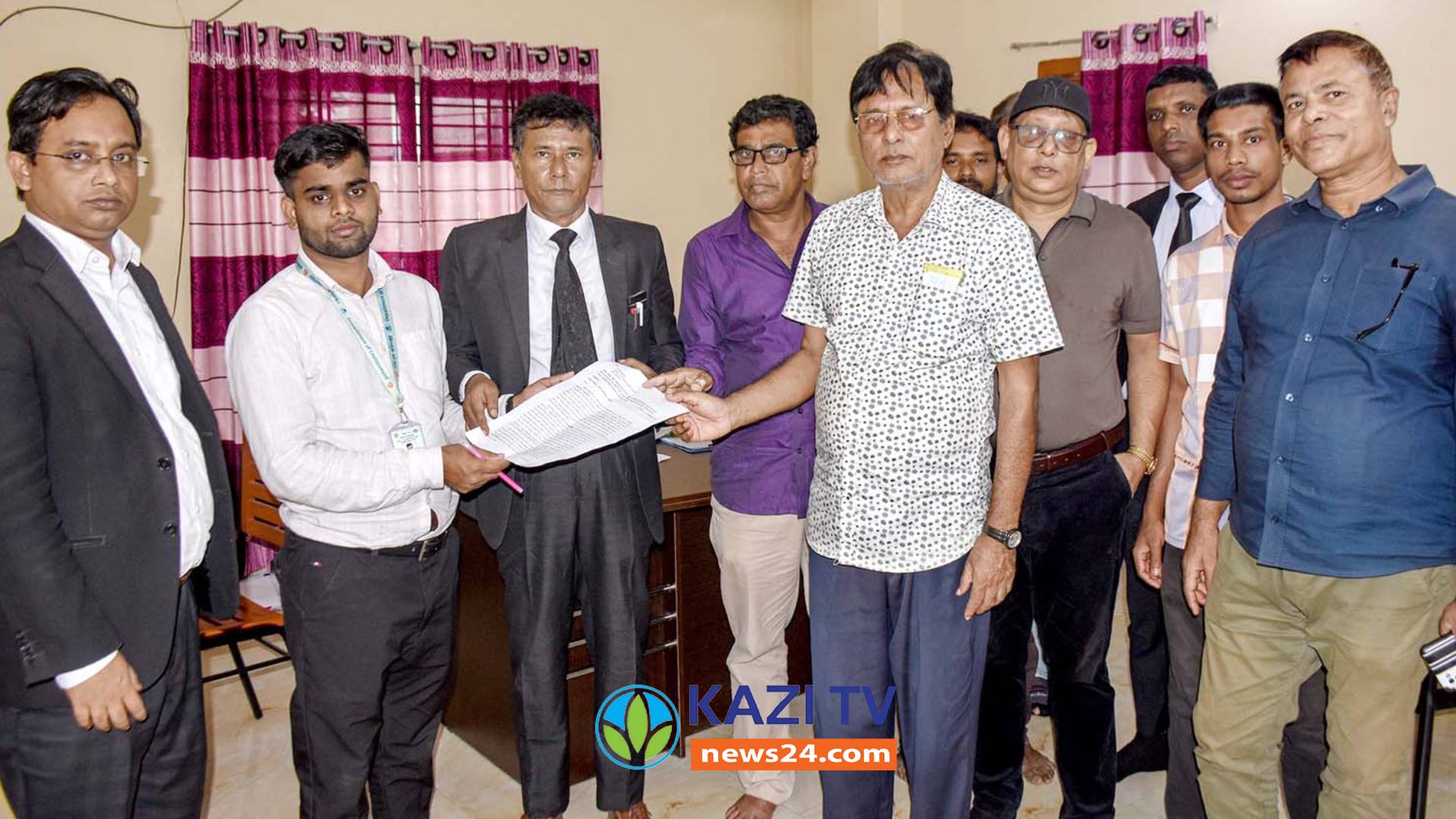 গাইবান্ধায় শতবর্ষী পুকুর ভরাট করে মার্কেট নির্মাণের প্রতিবাদে সমাবেশ, স্মারকলিপি প্রদান
