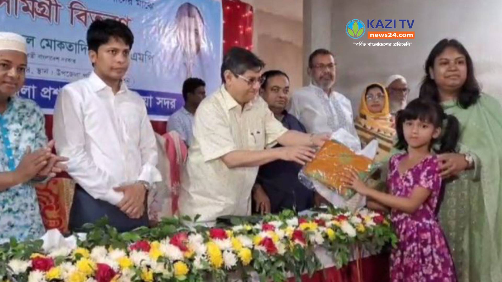 গৃহায়ন ও গণপূর্তমন্ত্রীর এতিম ও দু:স্থদের মাঝে ঈদ সামগ্রী বিতরণ।