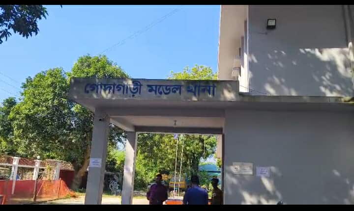 গোদাগাড়ীতে আটক সোনার বারকে ঘিরে ধোঁয়াশা