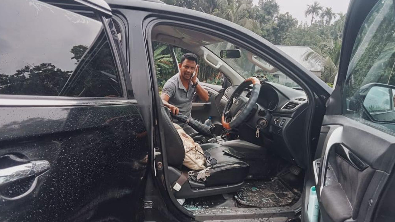 গোপালগঞ্জে এবার ইউএনওর গাড়ি বহরে হামলা