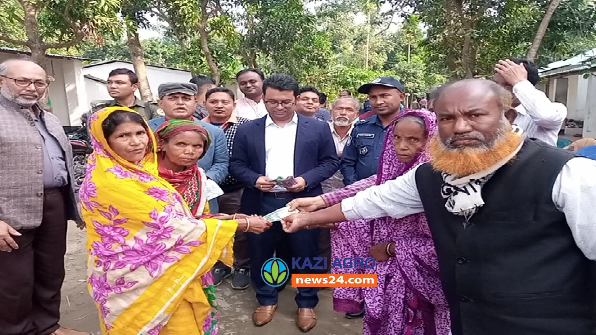 গোপালপুরে আশ্রয়ন কেন্দ্রে সচেতনামূল প্রচারণা ও নগদ অর্থ বিতরণ