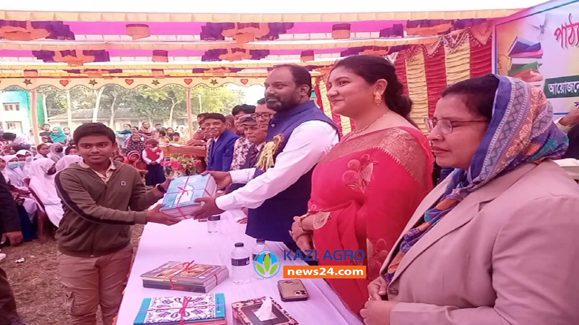 গোপালপুরে উৎসবমুখর বই বিতরণ