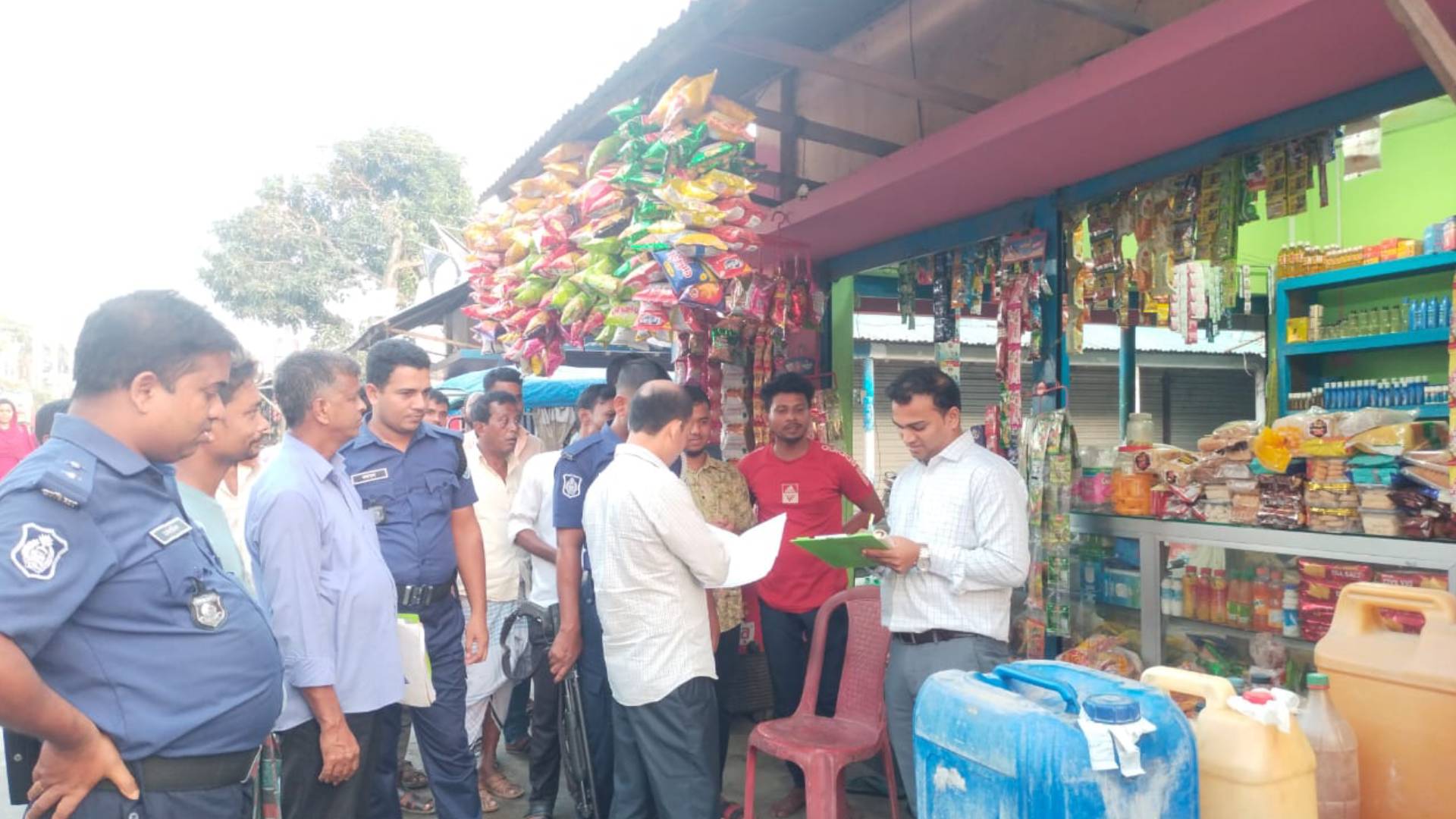 গোপালপুরে লাইসেন্সবিহীন দাহ্য পদার্থ বিক্রির অপরাধে দুই ব্যবসায়ীকে অর্থদণ্ড