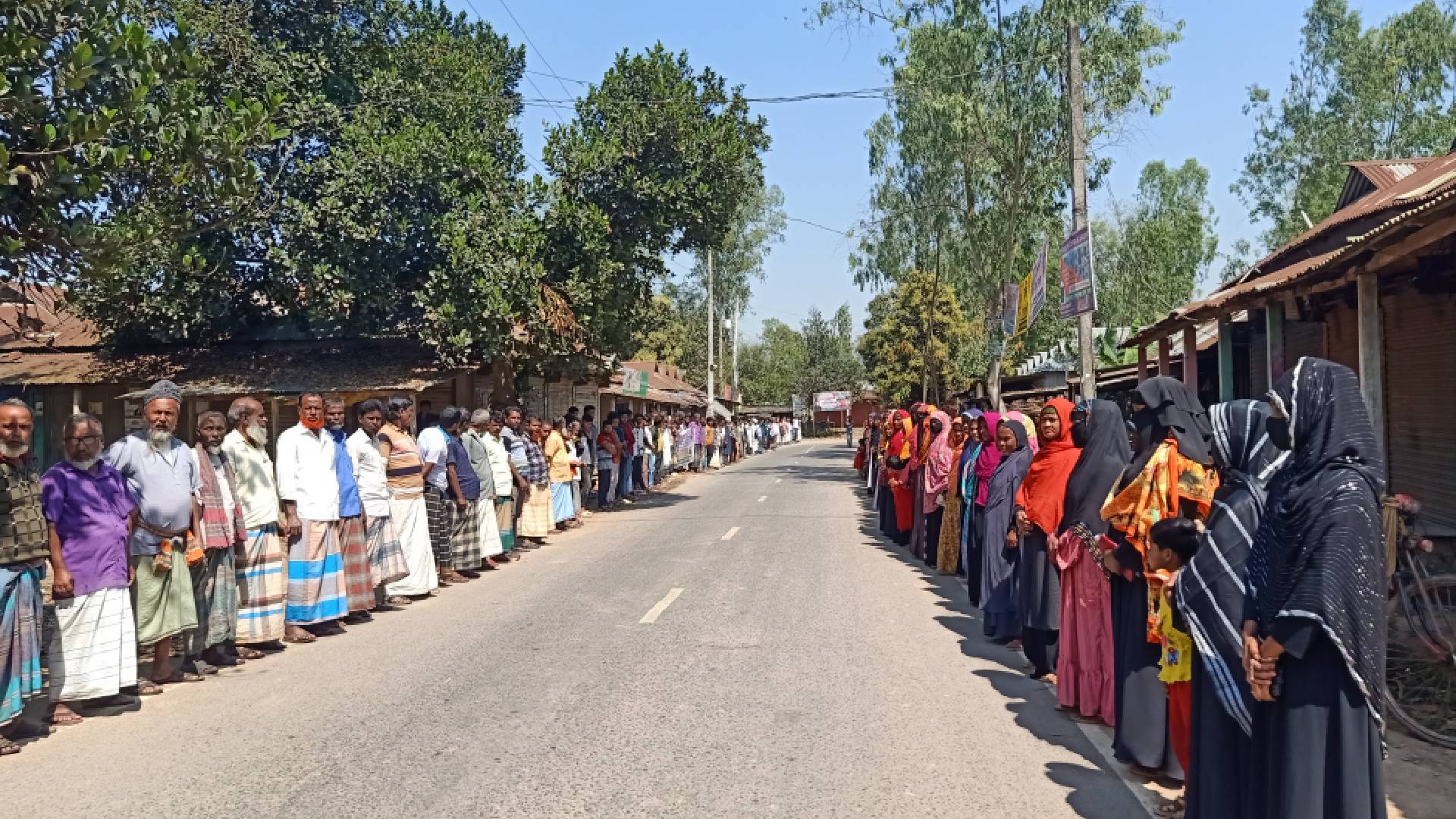 ঘাটাইলে ইউপি সদস্যের ওপর হামলার প্রতিবাদে এলাকাবাসীর মানব বন্ধন