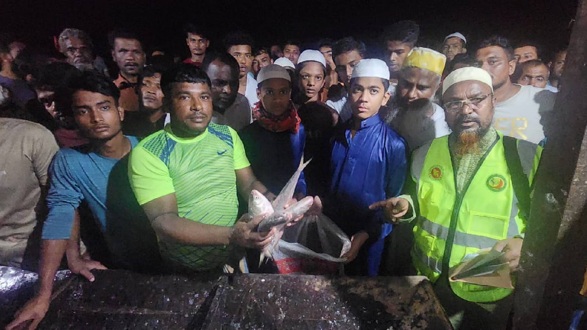 চরফ্যাশনে মা ইলিশ নিধনের দায়ে এক ট্রলারকে জরিমানা